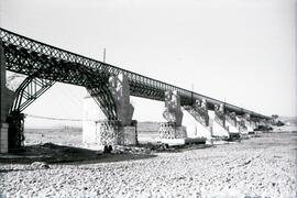 Sustitución del antiguo puente metálico sobre el río Guadiana. Línea de Mérida a Los Rosales (Sev...