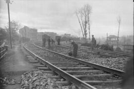 Personal ferroviario de Vía y Obras realizando trabajos en un tramo de vía situada en un lugar si...