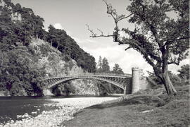 Puente sobre el río Spey en Escocia