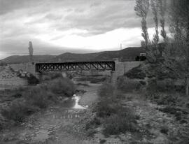 Puente metálico de un solo tramo de la línea de Huesca a Canfranc, situado en un km sin determinar