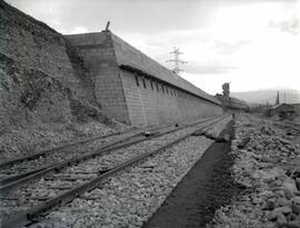 Muro de contención y proceso de renovación de vía, en las proximidades de la estación de Ponferra...