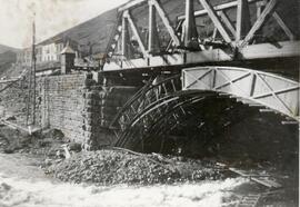 Vista de un puente metálico en el km 38,234 de la línea de León a Gijón, situado en las proximida...