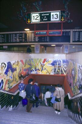 Murales de azulejos en una de los pasos de acceso a las vías de la estación de Madrid - Chamartín...