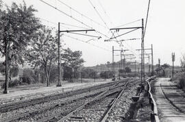 Catenaria en las vías de salida de la estación de Viladecaballs de la línea de Zaragoza a Barcelona