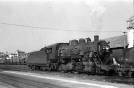 Composición de mercancías del Ferrocarril de Langreo remolcada por la locomotora de vapor nº 404 ...