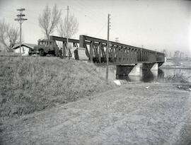 Puente métalico de 3 tramos y 131 m de longitud sobre el río Tajo, con vigas tipo Pratt y situado...