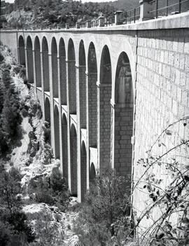 Puente de fábrica o viaducto de 11 tramos y 110 m de longitud, situado en el km 89,234 de la líne...