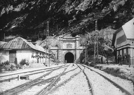 Túnel Internacional de Somport, situado en el km 25,164 de la línea de Jaca a Canfranc, entre los...