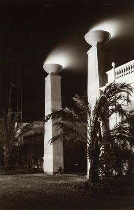 Vista nocturna de la entrada a la exposición del Centenario del ferrocarril en España realizada e...