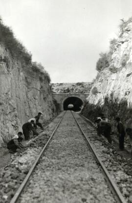 Trabajos de ejecución del perfilado y tape de vía delante e interior del túnel artificial de Masi...