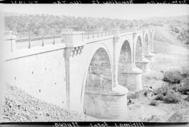 Puente del arroyo Benalija I, en el km 140,780 de la línea Mérida-Sevilla, entre los términos de ...