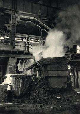 Trabajo del acero en la fábrica metalúrgica de Sagunto