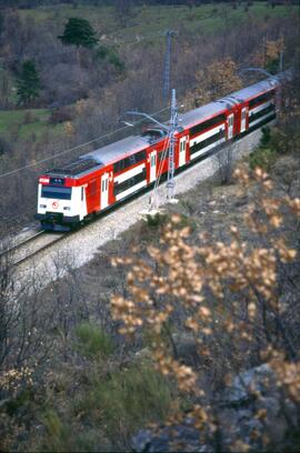 Vista aérea general de una unidad de tren eléctrica o automotor eléctrico de dos pisos de la seri...