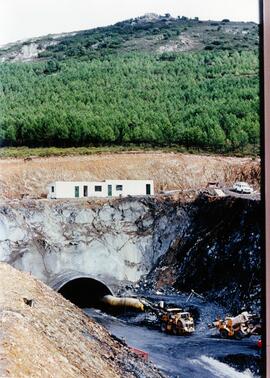 Labores de extracción de la roca del túnel de Brazatortas en la construcción de la línea de Alta ...