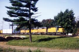 Vista del tren nº 2 con una composición de contenedores, a su paso por La Rochelle (Nueva York). ...