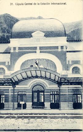 Vista de la cúpula central del edificio de viajeros de la estación internacional de Canfranc