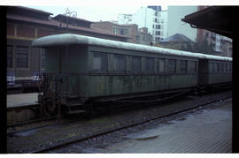 Material móvil del Ferrocarril de La Robla para el transporte de viajeros, detenido en la estació...