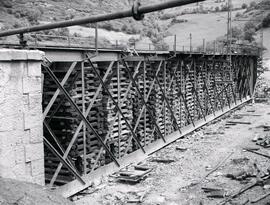 Renovación de vía en el viaducto metálico de Parana, en el km 92,975 de la línea de León a Gijón,...