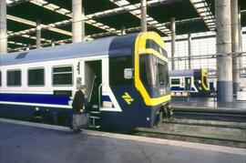 Automotor eléctrico, unidad de tren eléctrica o electrotren de la serie 448 de RENFE en la estaci...