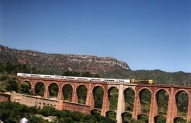 Tren atravesando un puente en Duesaigües, Tarragona