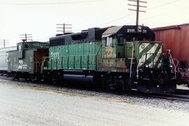 Vista de las dos locomotoras BN-2111 (GP38AC) y BN-12155, apartadas en Mendota, Illinois