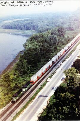 Vista de una composición de contenedores, circulando por la línea del río (the river line),  en e...