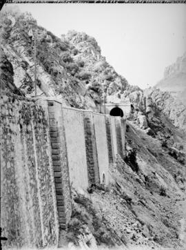 Puente del Muro de Despeñaperros, situado en el km 272,136 de la línea en construcción de Manzana...