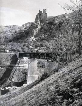 Viaducto metálico de 3 tramos y 103 m sobre el río Bailón, con vigas de celosía enrejillada, situ...