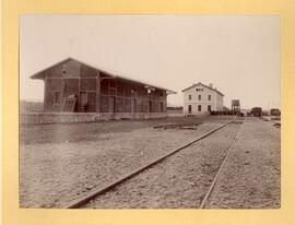 Muelle, edificio de viajeros y depósito de agua de la estación de Peñafiel en la línea de Vallado...