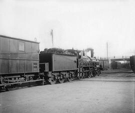 Locomotora de vapor rodaje 220 detenida en vías de la estación de, posiblemente, San Sebastián, t...