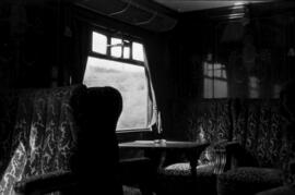 Interior de un coche - salón Pullman, detenido en la estación de Deva