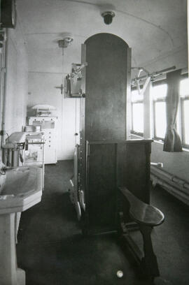 Interior de la sala de radioscopia en el coche sanitario SS-301 de RENFE (ex MZA CASW-1), reconst...