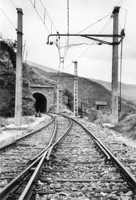 Catenaria en zona de aguja de la estación de San Cristobal de Toses, lado Ripoll, de la línea de ...