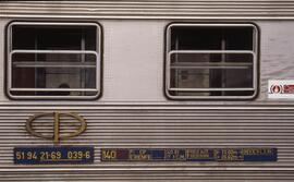Coche de viajeros de un tren chárter para estudiantes con logotipo de la compañía CP, detenido en...