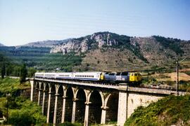Locomotora diésel - eléctrica 333 - 089 de RENFE, fabricada por MACOSA y pintada en  amarillo y g...