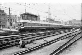 Automotores diésel FIAT de la serie 597 de RENFE, ex 9700, conocidos como TER, detenidos en las v...