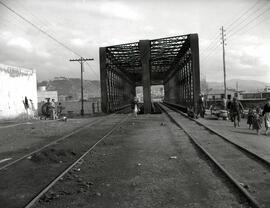 Puente metálico de un tramo y 74 m sobre el río Guadalmedina, con vigas tipo Linville, y situado ...