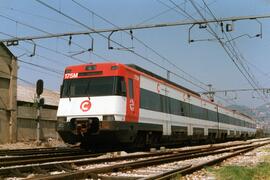 Unidades eléctricas serie 446 construidas por Construcciones y Auxiliar de Ferrocarriles (CAF) y ...