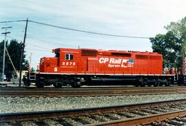 Vista general de la locomotora diésel CP-5375 (SD40 - 2),  circulando por Porter, Indiana.