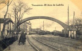 Arco de ladrillo en Valladolid, junto a la estación de Valladolid - Campo Grande de la Compañía d...