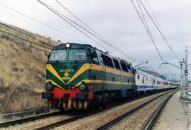 Locomotora diésel - eléctrica 333 - 059 de RENFE, fabricada por MACOSA, pintada de verde y amaril...
