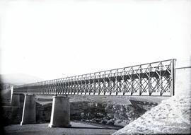 Viaducto metálico de 3 tramos y 224 m sobre el río Víboras, con vigas de celosía enrrejillada, si...