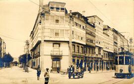 Vista de un tranvía y de las calles de Picavia y Sánchez Bregua de La Coruña