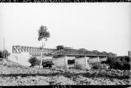 Puente sobre el río Guadalquivir a su paso por Lora del Río, en el km 82,561 de la línea Córdoba-...