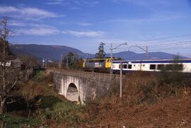 Talgo IV o Talgo Pendular, remolcado por locomotora diésel - eléctrica serie 333, de la línea Pon...