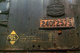 Placas de matriculación y fabricación  de la locomotora de vapor 240 F - 2575 de RENFE, fabricada...