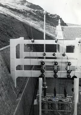 Detalle de mecanismos del parque de intemperie de la subestación eléctrica de Calancha en la líne...