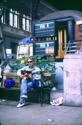 Viajero con guitarra en la estación de Madrid - Atocha