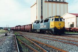Locomotora diésel - eléctrica 333 - 061 de RENFE, fabricada por MACOSA y pintada de amarillo y gr...