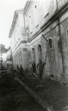 Vista, por el lado del patio de viajeros, de personal trabajando en la fachada lateral del nuevo ...